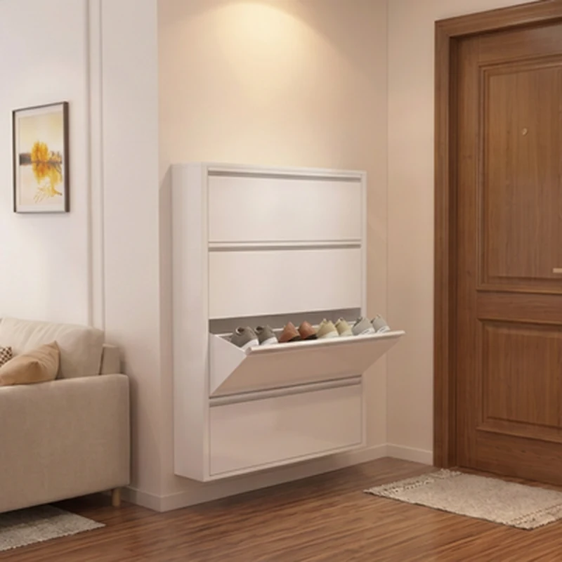 Armário de calçados branco no hall, com uma basculante aberta